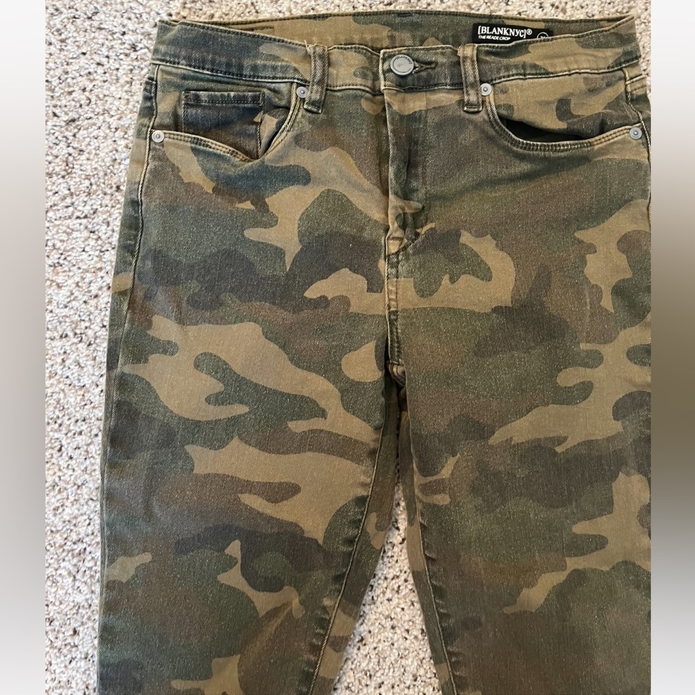 Blank NYC The Reade Skinny Crop- 
Color - Scout Green Camo
Size 29